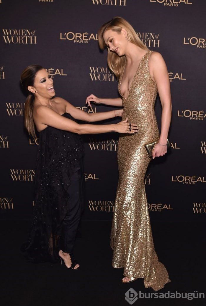 Eva Longoria fotoğraf uğruna yerlerde süründü