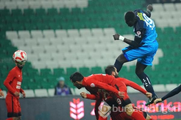 Bursaspor maça çevik kuvvet montlarıyla çıktı