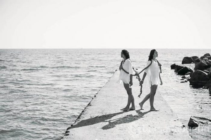 Avrupa'yı gezip ikizleri fotoğraflıyorlar
