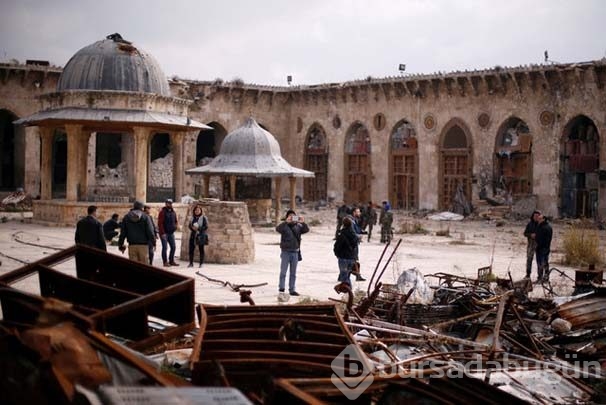 Şam'dan Halep'e gelip yıkıntılar arasında poz verdiler