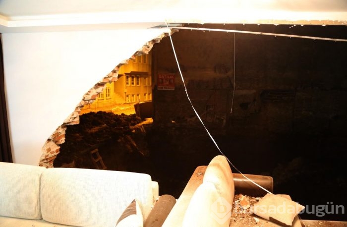 Bursa'da yanında temel kazılan binanın duvarı çöktü
