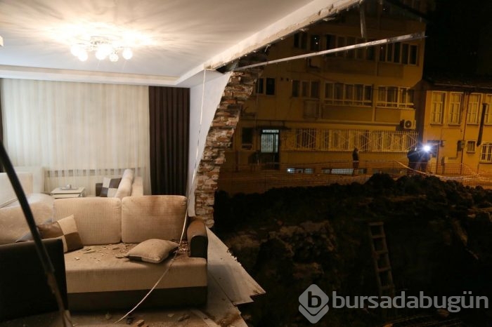 Bursa'da yanında temel kazılan binanın duvarı çöktü