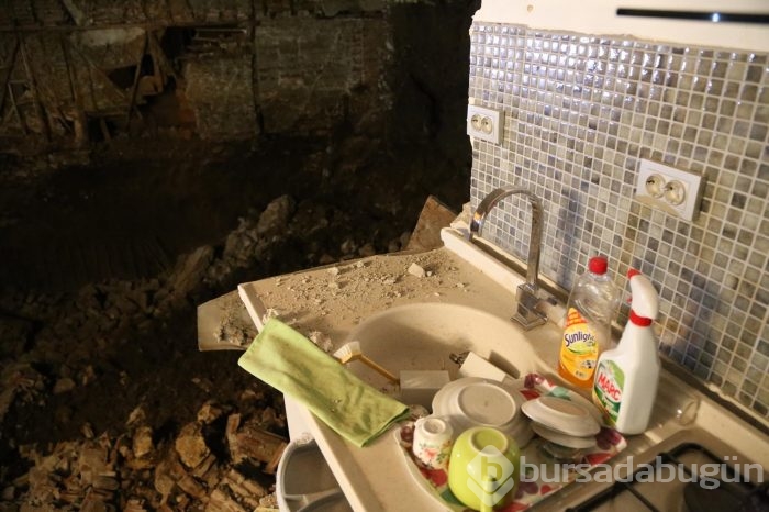 Bursa'da yanında temel kazılan binanın duvarı çöktü