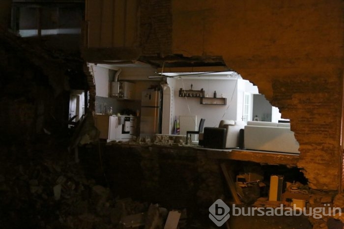 Bursa'da yanında temel kazılan binanın duvarı çöktü