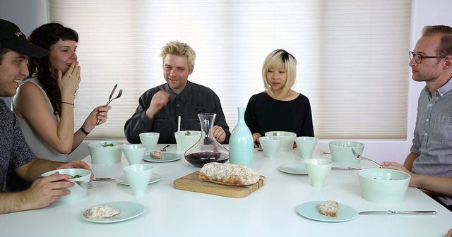 İnsan kemiklerinden yemek takımı yapıyor!