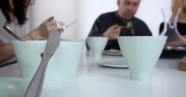 İnsan kemiklerinden yemek takımı yapıyor!