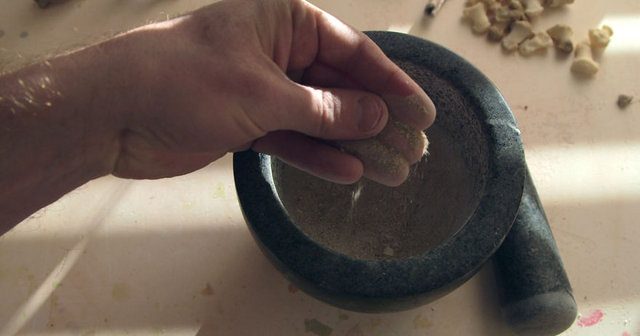 İnsan kemiklerinden yemek takımı yapıyor!