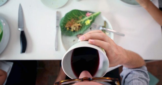İnsan kemiklerinden yemek takımı yapıyor!