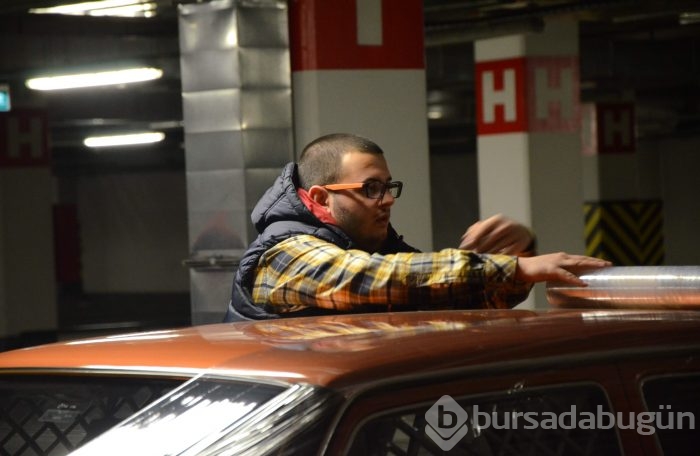 İz kalmasın diye aracını streç film ile sarıyor