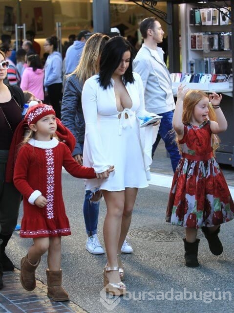 Ariel Winter alışveriş için derin dekolteyi tercih etti