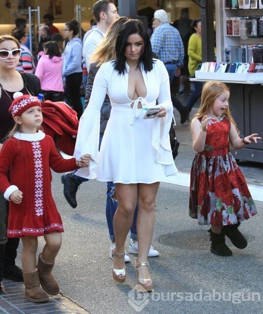 Ariel Winter alışveriş için derin dekolteyi tercih etti