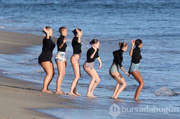 Victoria's Secret melekleriyle çekimde...
