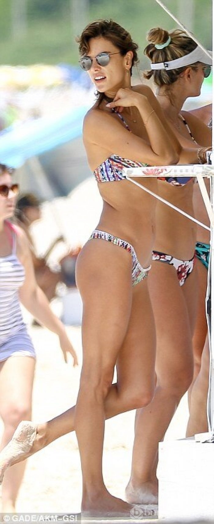 Victoria's Secret modeli arkadaşlarıyla birlikte...