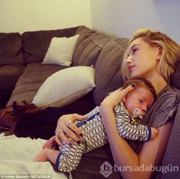 21 Aralık için Hailey Baldwin'i seçti 