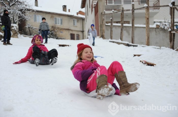 Bursa'da bidon ve poşetle kayak keyfi...