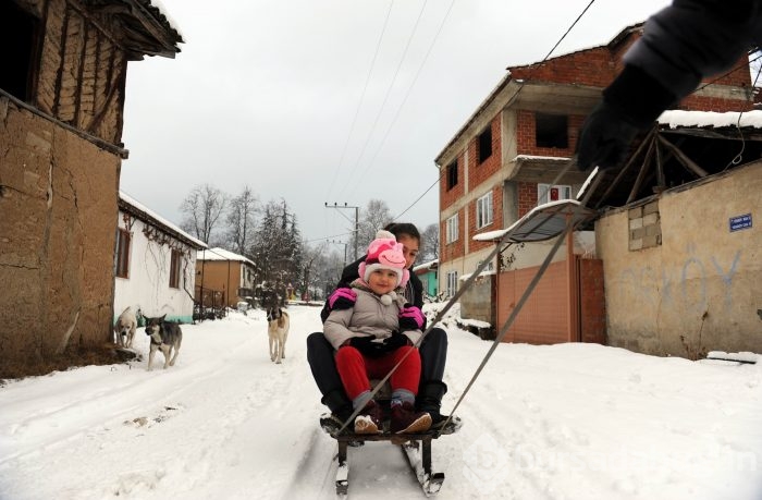 Bursa'da bidon ve poşetle kayak keyfi...