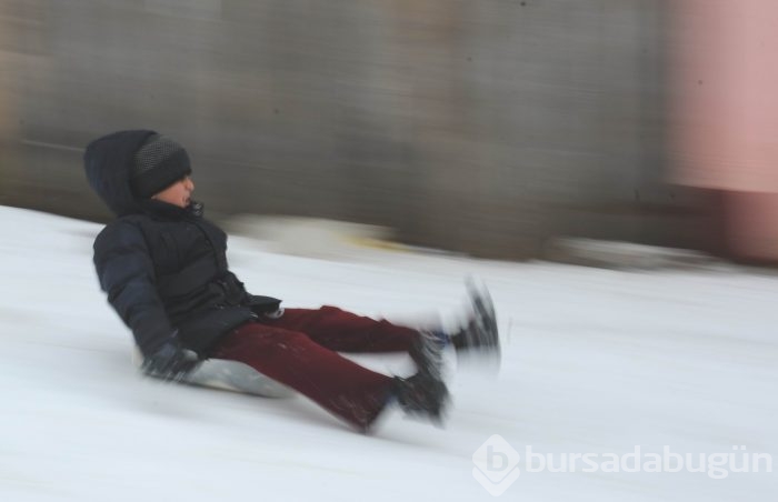 Bursa'da bidon ve poşetle kayak keyfi...