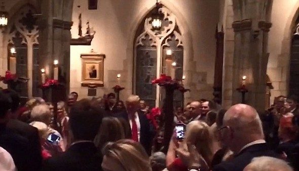 Melania Trump mini elbiseyle kilisede