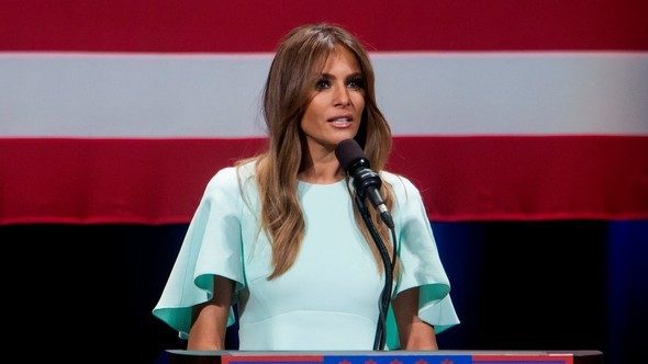 Melania Trump mini elbiseyle kilisede