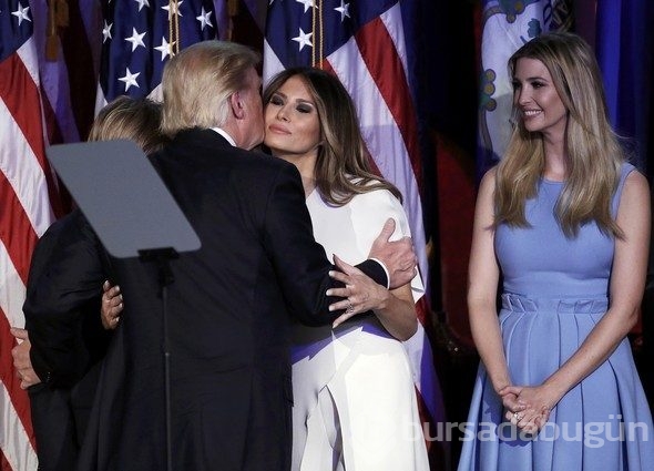 Melania Trump mini elbiseyle kilisede