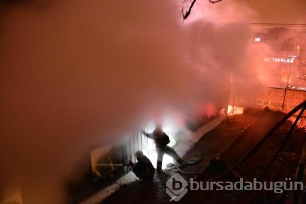 Bursa'da korkutan dükkan yangını; 1 yaralı 