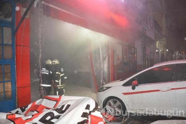 Bursa'da korkutan dükkan yangını; 1 yaralı 