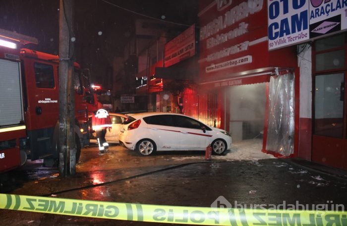 Bursa'da korkutan dükkan yangını; 1 yaralı 