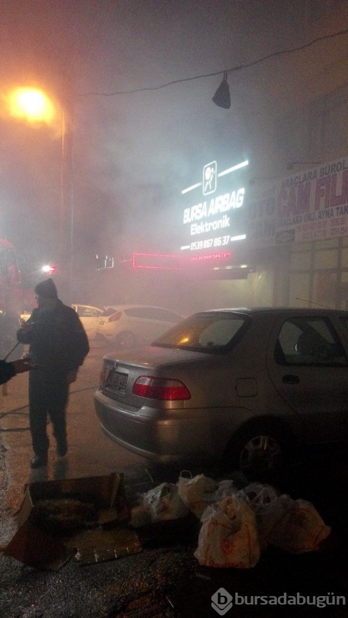 Bursa'da korkutan dükkan yangını; 1 yaralı 