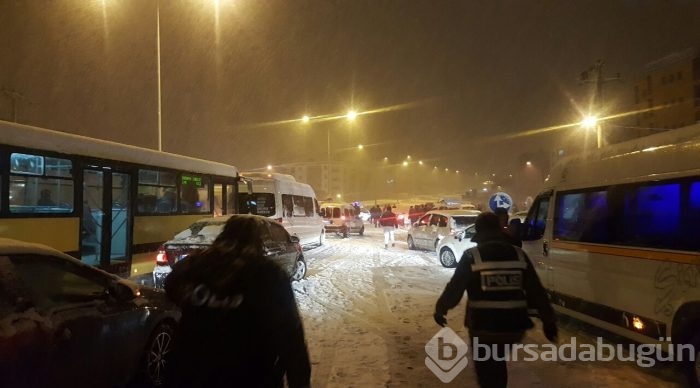 Bursa'da kar yağışı sebebiyle Mudanya yolu kapandı
