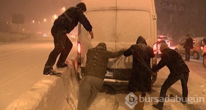 Bursa'da kar yağışı sebebiyle Mudanya yolu kapandı

