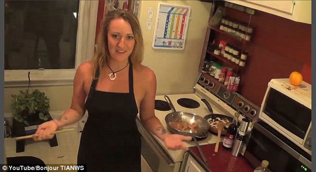 Çıplak halde yemek pişirdi