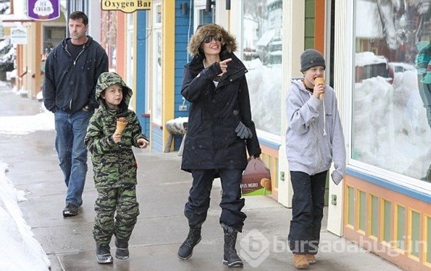 Angelina Jolie çocuklarıyla kayak tatilinde