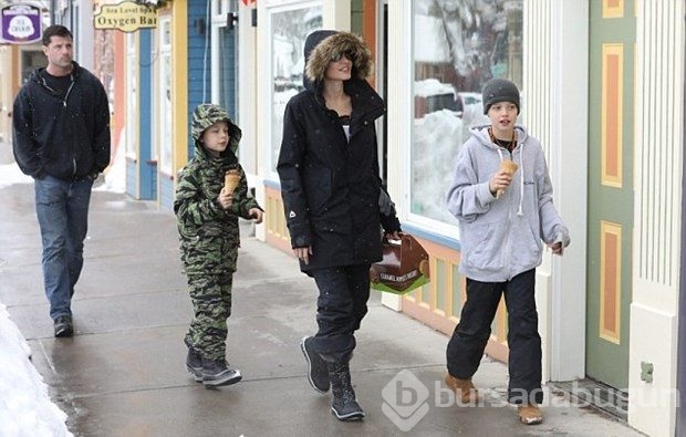 Angelina Jolie çocuklarıyla kayak tatilinde