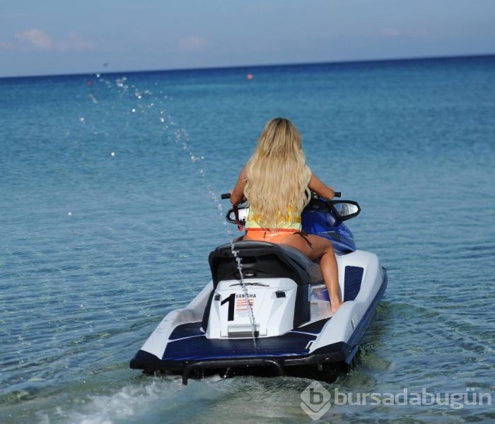 Efsane futbolcunun kızından jet-ski şovu 