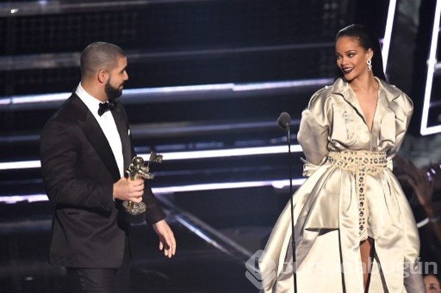 Jennifer Lopez, Drake ile ilişkisini doğruladı