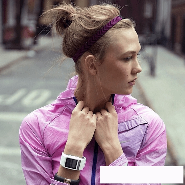 Karlie Kloss yeni yıla göz kırptı