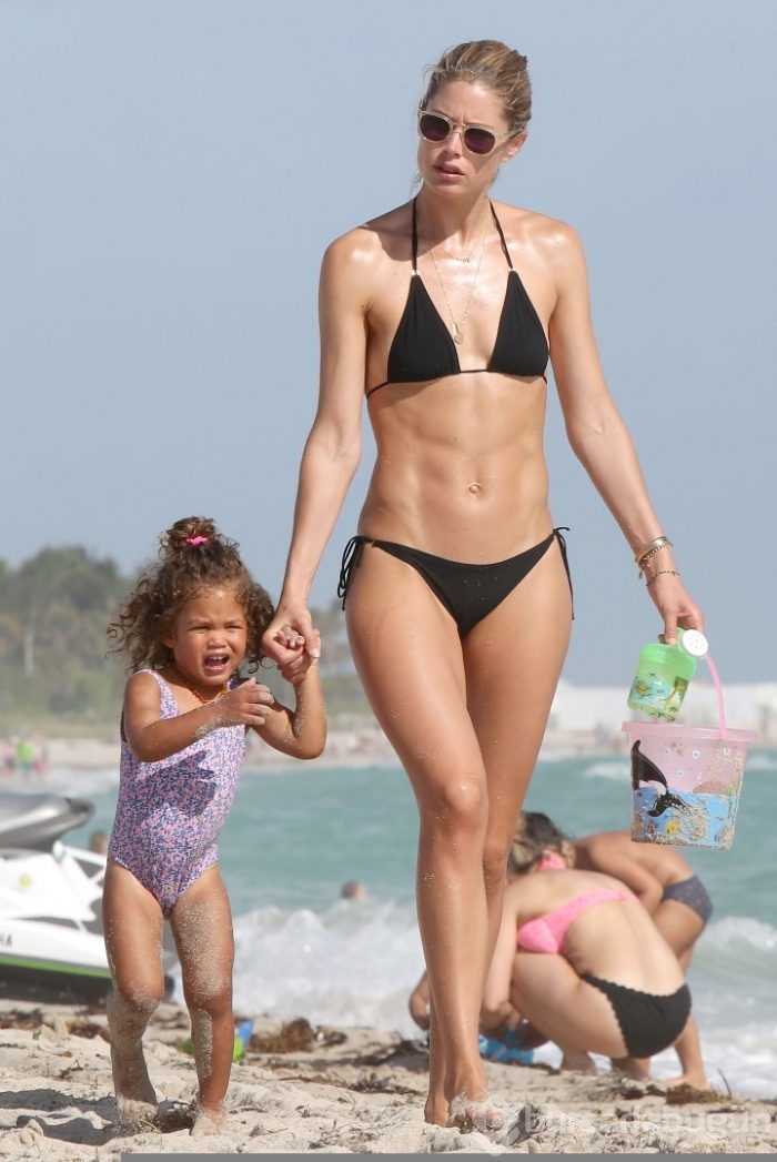 Doutzen Kroes ailesiyle tatilde
