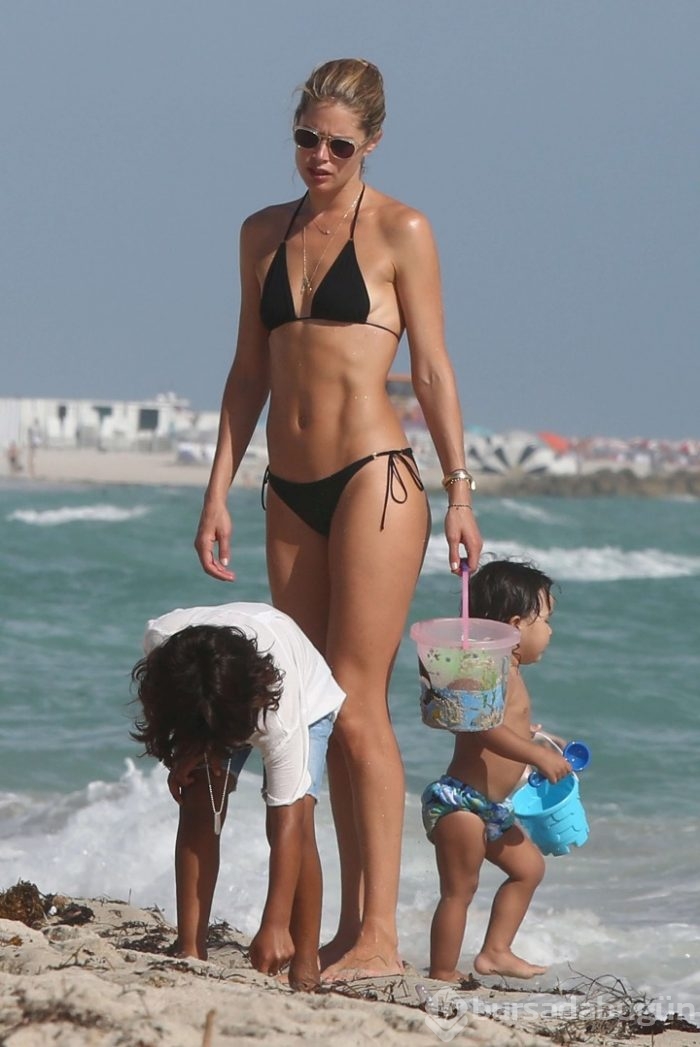 Doutzen Kroes ailesiyle tatilde
