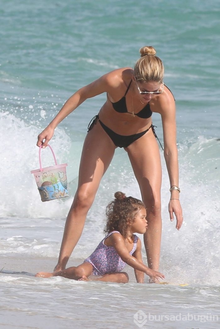 Doutzen Kroes ailesiyle tatilde
