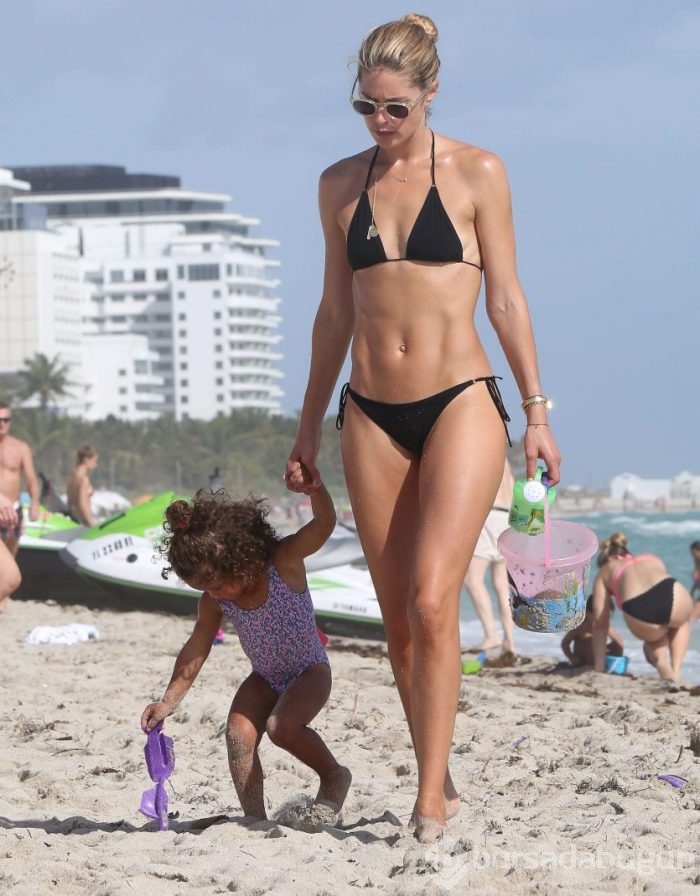 Doutzen Kroes ailesiyle tatilde