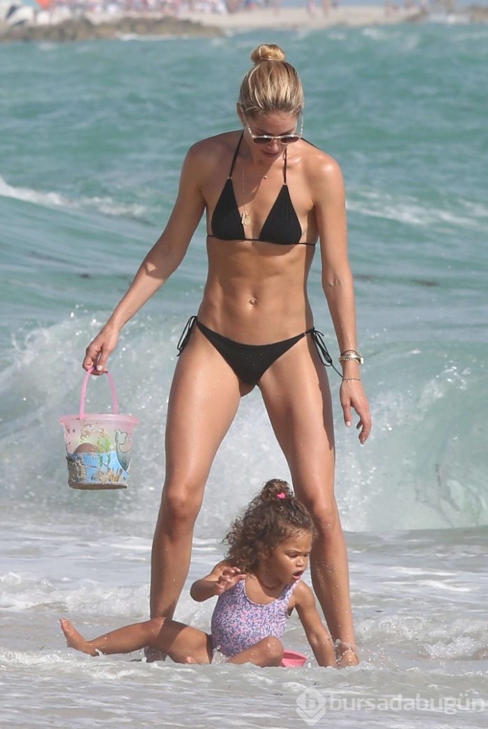 Doutzen Kroes ailesiyle tatilde