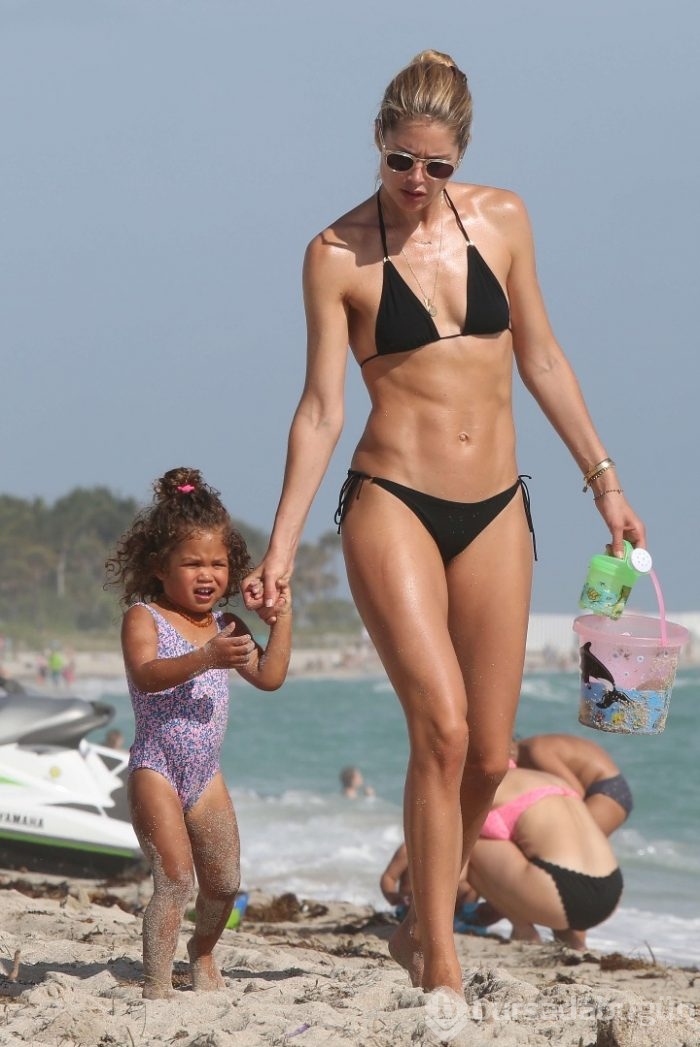 Doutzen Kroes ailesiyle tatilde