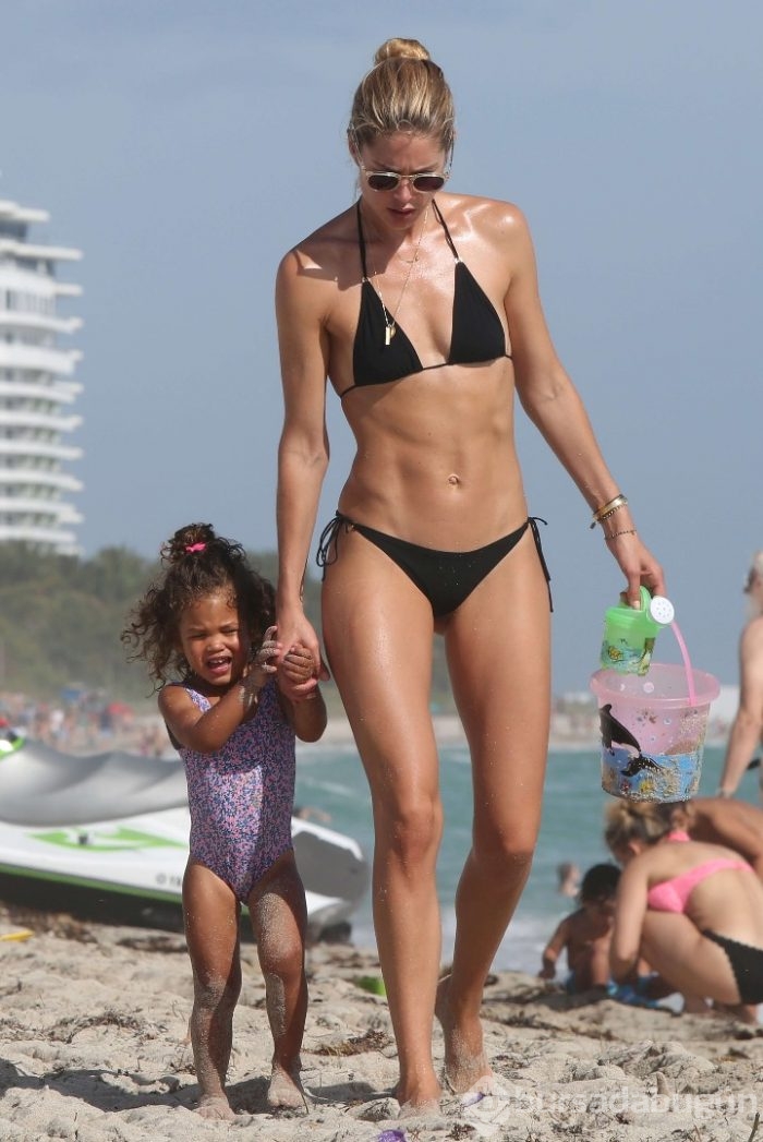 Doutzen Kroes ailesiyle tatilde