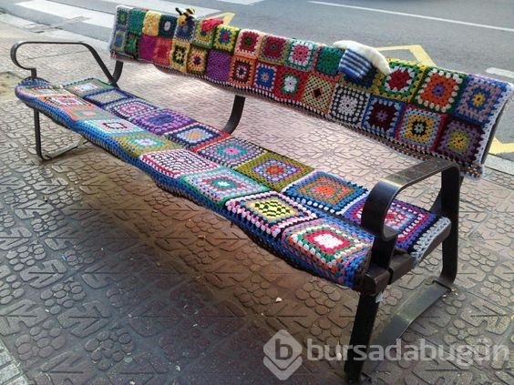 Sokakları örgülerle süslediler