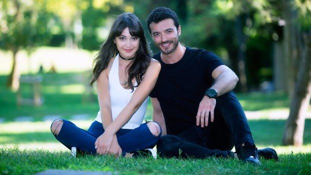 Farah Zeynep Abdullah ile Metin Akdülger birlikte mi? (Dizi aşkları)