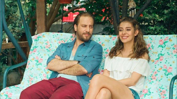 Farah Zeynep Abdullah ile Metin Akdülger birlikte mi? (Dizi aşkları)