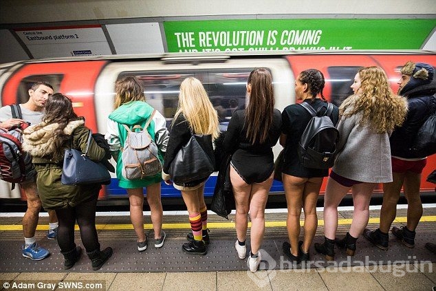Pantolon giymeden metroya bindiler