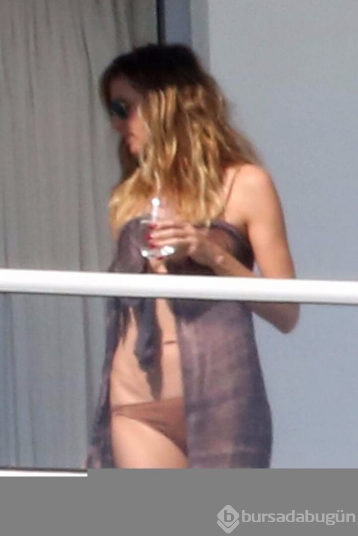 Heidi Klum bikini üstünü giymedi