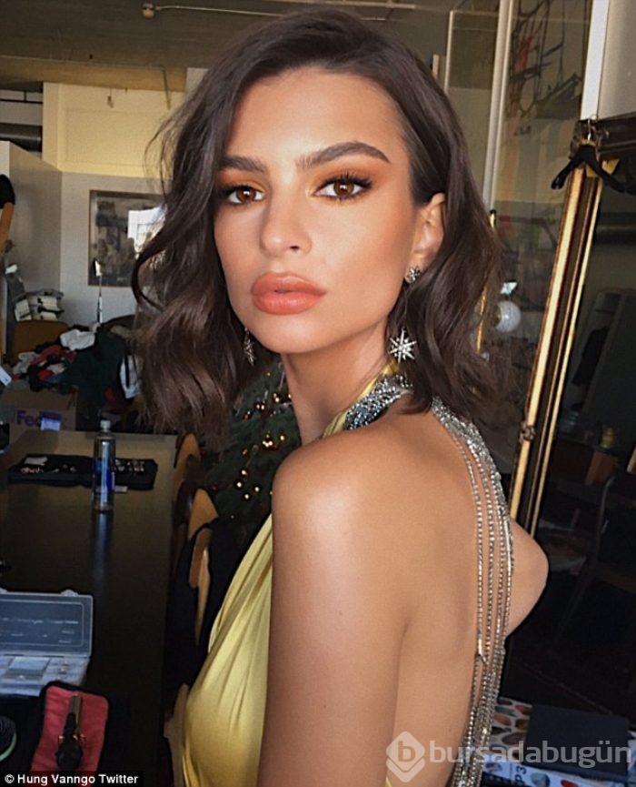 Emily Ratajkowski iç çamaşırını gösterdi