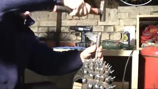 Kar lastiğini kendisi yaptı